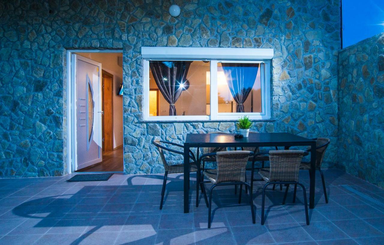 Black Queen Guesthouse Grabovac  Exteriör bild