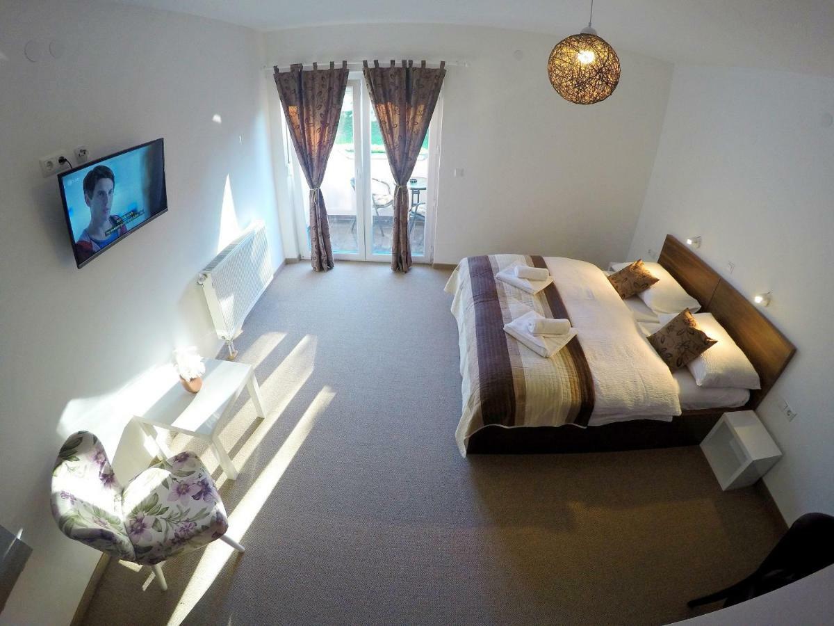 Black Queen Guesthouse Grabovac  Exteriör bild