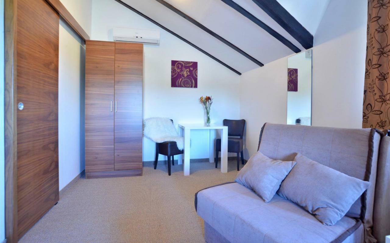 Black Queen Guesthouse Grabovac  Exteriör bild